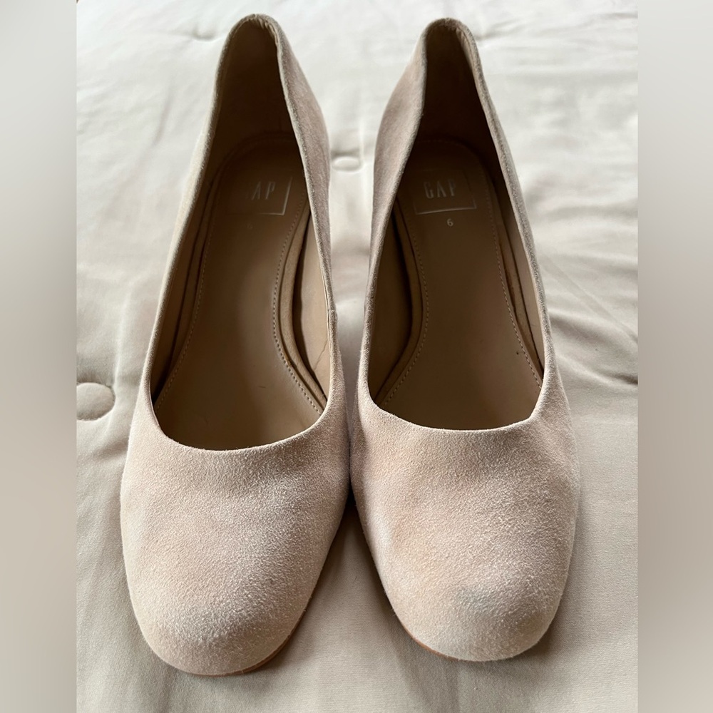 Gap suede pumps, size 6